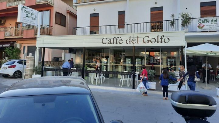 Circa un mese e mezzo fa, durante il maxi-incendio a Balestrate, il #CaffèdelGolfo è stato fortemente danneggiato.